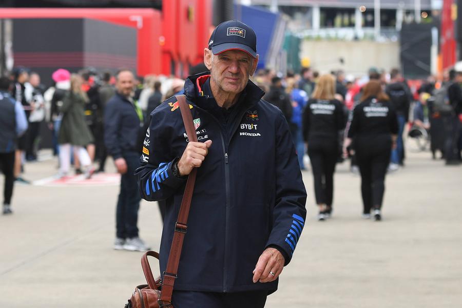 Adrian Newey, înainte de Marele Premiu al Marii Britanii din acest sezon / foto: Imago Șoc în Formula 1! Unul dintre cei mai de succes oameni din istoria sportului schimbă echipele și va fi prezentat oficial marți