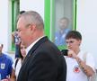 Scene comice la inaugurarea noii baze din Dolj » Cum a fost fotografiat Marius Croitoru, în timp ce penelistul Ciucă primea tricoul cu numărul 8, făcut celebru în Oltenia de legendarul Ilie Balaci