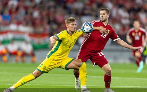 Kipras Kazukolovas (stânga) va fi luni adversarul lui Valentin Mihăilă pe flancul ofensiv stâng al României / Foto: X Irytas