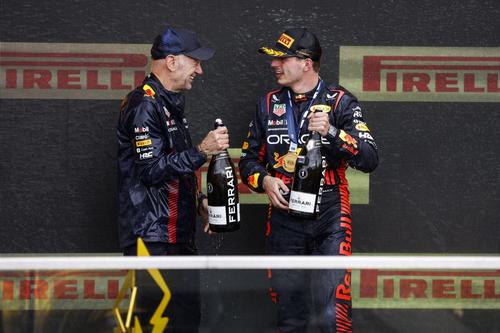 Adrian Newey și Max Verstappen pe podium în Canada 2023 / foto: Imago