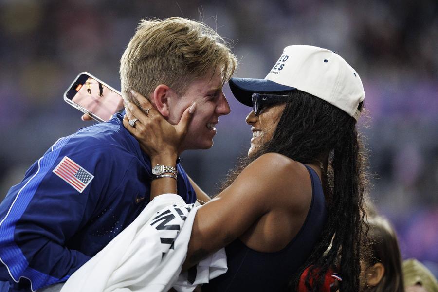 Hunter și Tara după victoria în proba de 400 metri, clasa T62 FOTO Guliver/GettyImages Paris, orașul visurilor împlinite » Hunter Woodhall a devenit campion paralimpic după ce soția sa, Tara, cucerea aurul la Jocurile Olimpice în urmă cu o lună