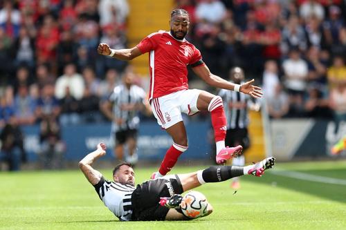 Emmanuel Dennis, în tricoul lui Nottingham Forest/ foto: Imago Images