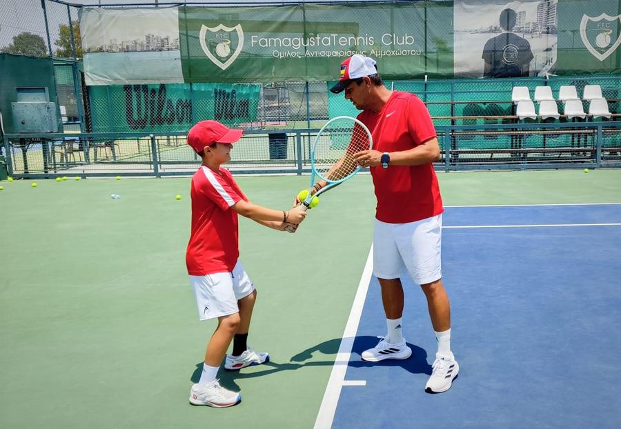 Ciprian Petrea predă tenisul într-una dintre cele mai mari Academii din Cipru Antrenor de tenis român, stabilit de 18 ani în Cipru: „Lucrurile au luat-o razna” » Cât costă chiriile în Limassol + cine e sportivul-fenomen în țara Afroditei: „Ca Halep și Năstase”