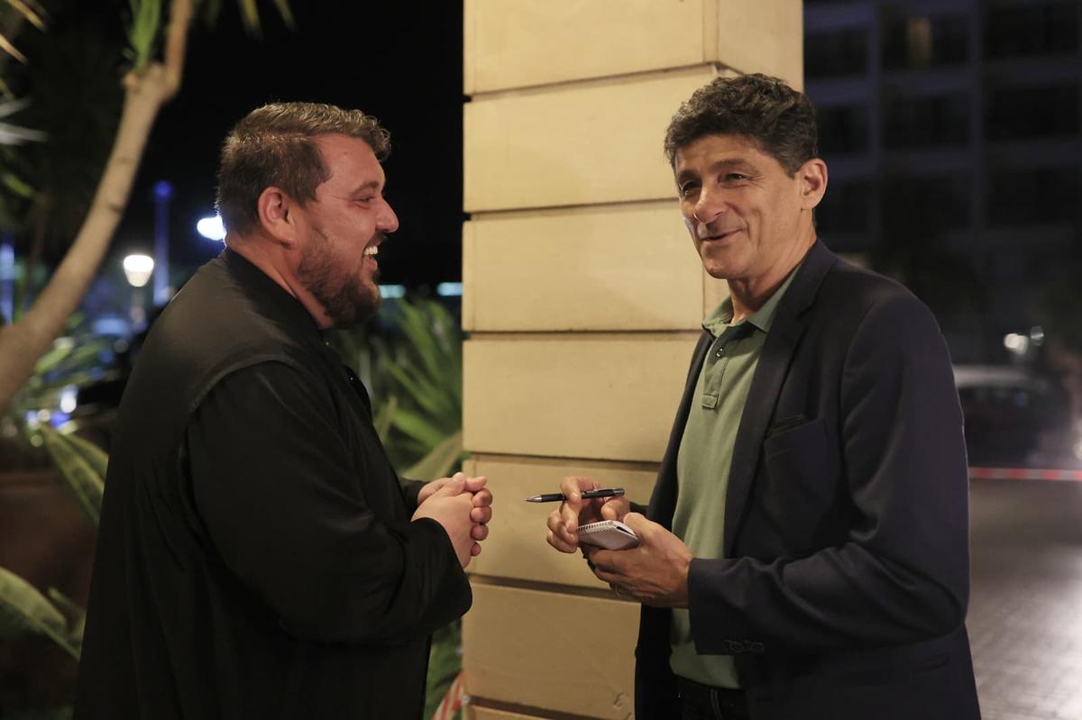 Naționala României, întâmpinată de zeci de oameni la hotel în Cipru » Un preot în sutană s-a strecurat printre suporteri și a avut un mesaj: „Emoționant!”