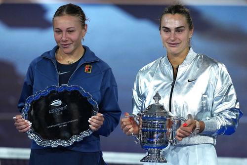 Amanda Anisimova și Aryna Sabalenka, cu trofeele de la US Open Foto: Imago Images