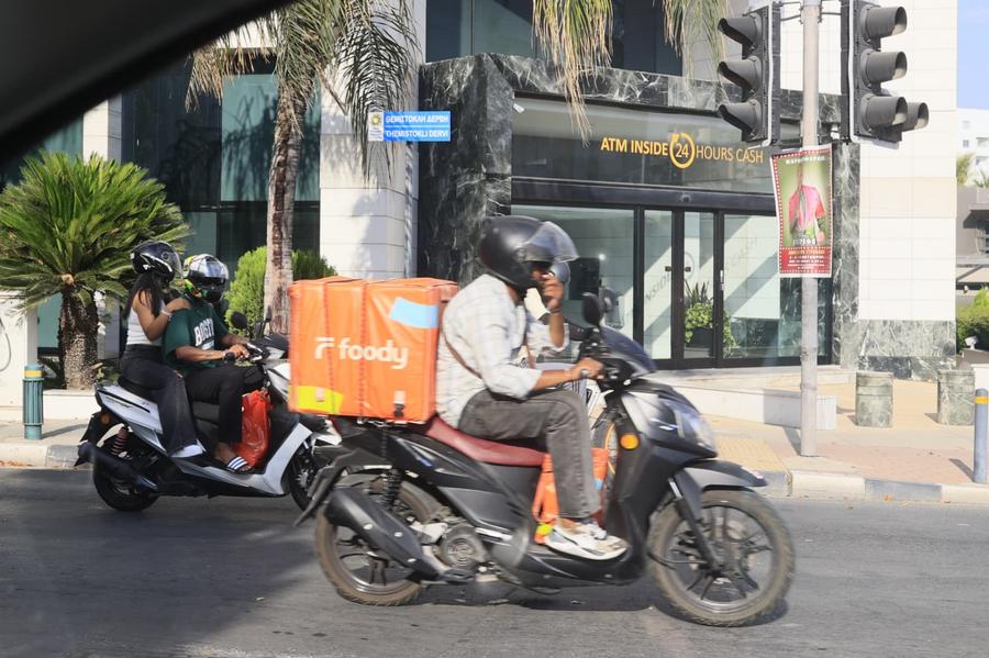 Livratorii din sudul Asiei sunt o prezență obișnuită și pe străzile din Larnaca, Limassol sau Nicosia Antrenor de tenis român, stabilit de 18 ani în Cipru: „Lucrurile au luat-o razna” » Cât costă chiriile în Limassol + cine e sportivul-fenomen în țara Afroditei: „Ca Halep și Năstase”