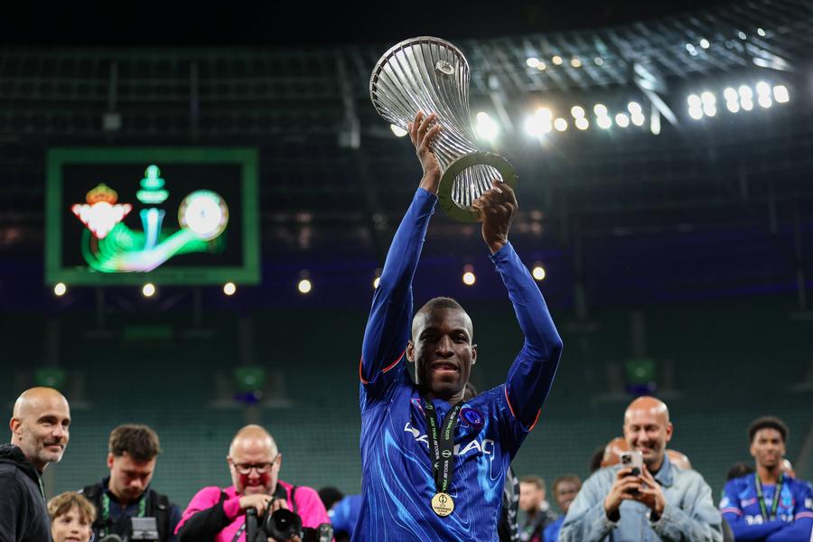 Nicolas Jackson, sărbătorind câștigarea UEFA Conference League cu Chelsea (sezonul 2024/2025) // FOTO: Imago Images Aproape imposibil! Ce condiție trebuie să îndeplinească Nicolas Jackson pentru ca Bayern să-l transfere definitiv