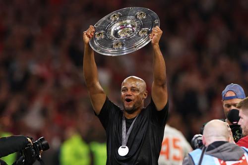 Vincent Kompany, sărbătorind câștigarea titlului cu Bayern (sezonul 2024/2025) // FOTO: Getty Images
