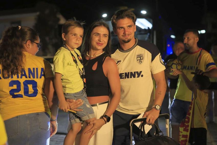 Răzvan Marin s-a fotografiat cu suporterii români în fața hotelului din Cipru / Foto: Cristi Preda GSP