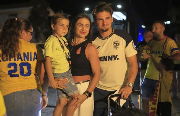 Naționala României, întâmpinată de zeci de oameni la hotel în Cipru » Un preot în sutană s-a strecurat printre suporteri și a avut un mesaj: „Emoționant!”