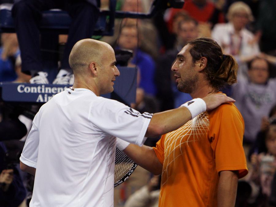 Agassi l-a eliminat pe Baghdatis de la US Open 2006 în urma unui fantastic meci în cinci seturi. Foto: Imago Antrenor de tenis român, stabilit de 18 ani în Cipru: „Lucrurile au luat-o razna” » Cât costă chiriile în Limassol + cine e sportivul-fenomen în țara Afroditei: „Ca Halep și Năstase”