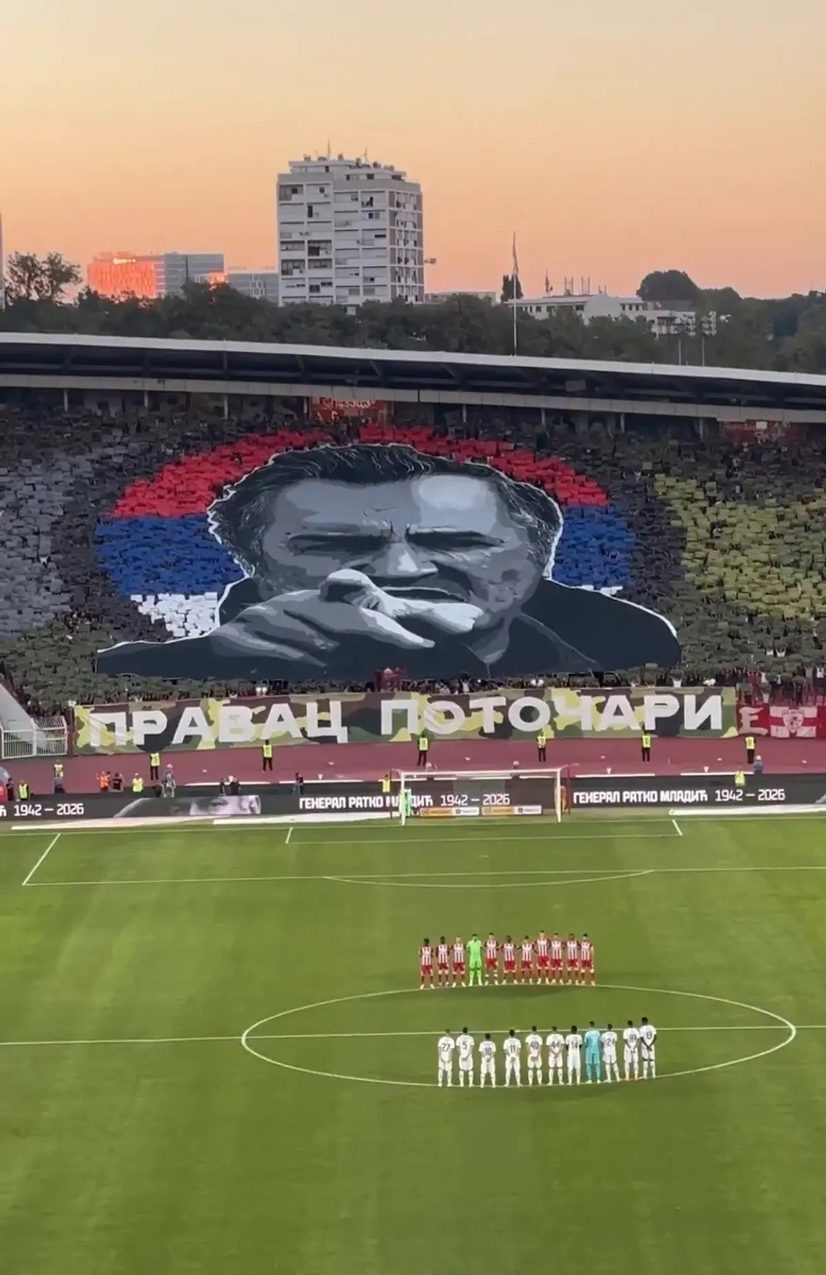 Scenografie scandaloasă înaintea derby-ului Serbiei » Chipul criminalului de război Ratko Mladic, afișat în peluza Stelei Roșii