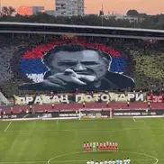 Scenografie care îl înfățișează pe Ratko Mladic înainte de Steaua Roșie - Partizan