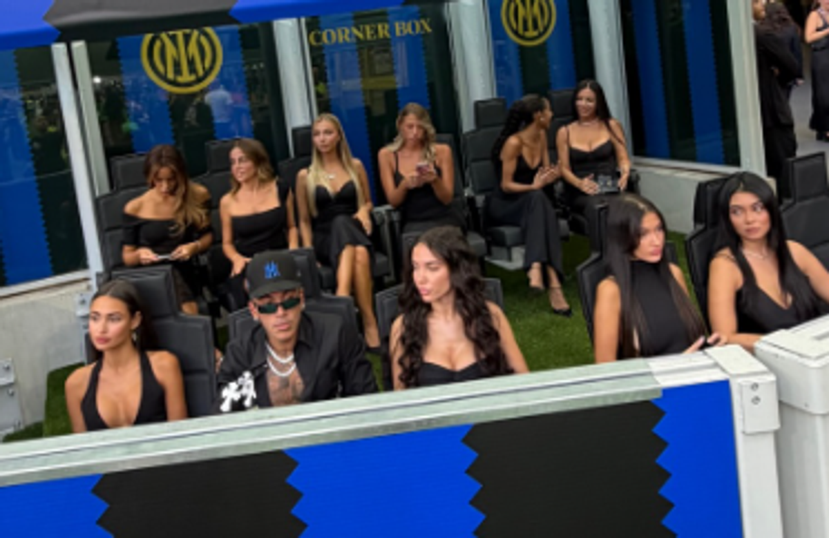 Apariție inedită la meciul lui Cristi Chivu: 10 femei l-au însoțit pe celebrul rapper