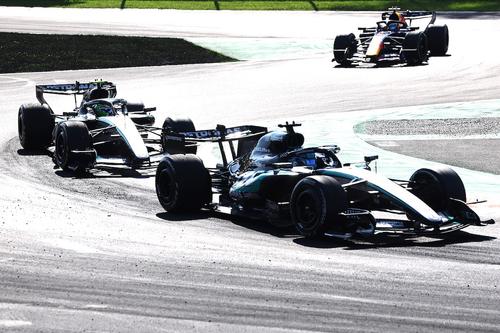 Kimi Antonelli și George Russell s-au luptat pentru victorie la Monza // FOTO: Guliver/GettyImages