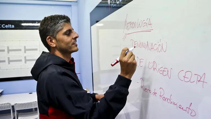 Șeful Academiei U Craiova, despre antrenorul acuzat a fi șpăgar: „Eu l-am adus pe Budescu” + Cum îl protejează clubul pe Eduardo Covelo și cazul „listelor de la conducere”