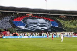Scenografie controversată înaintea derby-ului Serbiei » Chipul lui Ratko Mladic, afișat în peluza Stelei Roșii