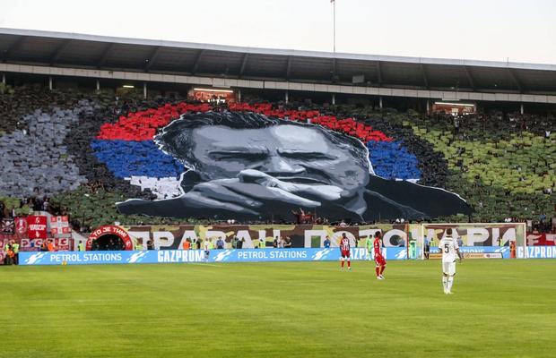 Scenografie scandaloasă înaintea derby-ului Serbiei » Chipul criminalului de război Ratko Mladic, afișat în peluza Stelei Roșii