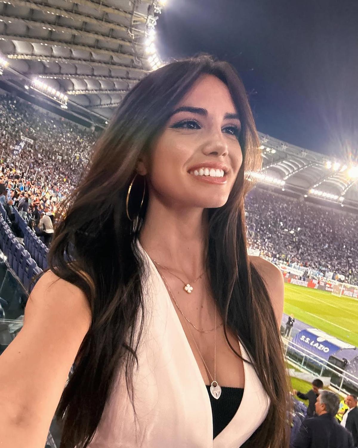 Toți ochii pe ea! » Reporterița care a „înnebunit” fanii din Formula 1: „Iată de ce Leclerc a terminat cursa de la Monza atât de repede”