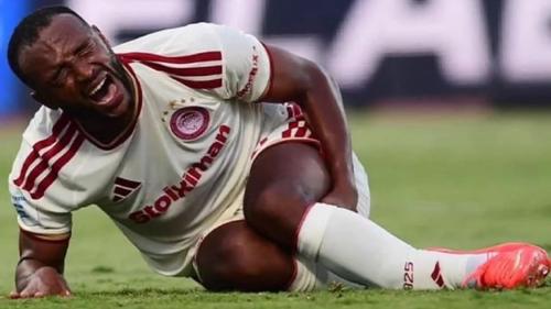 Ayoub El Kaabi urlă de durere după fractura suferită / Foto: Instagram