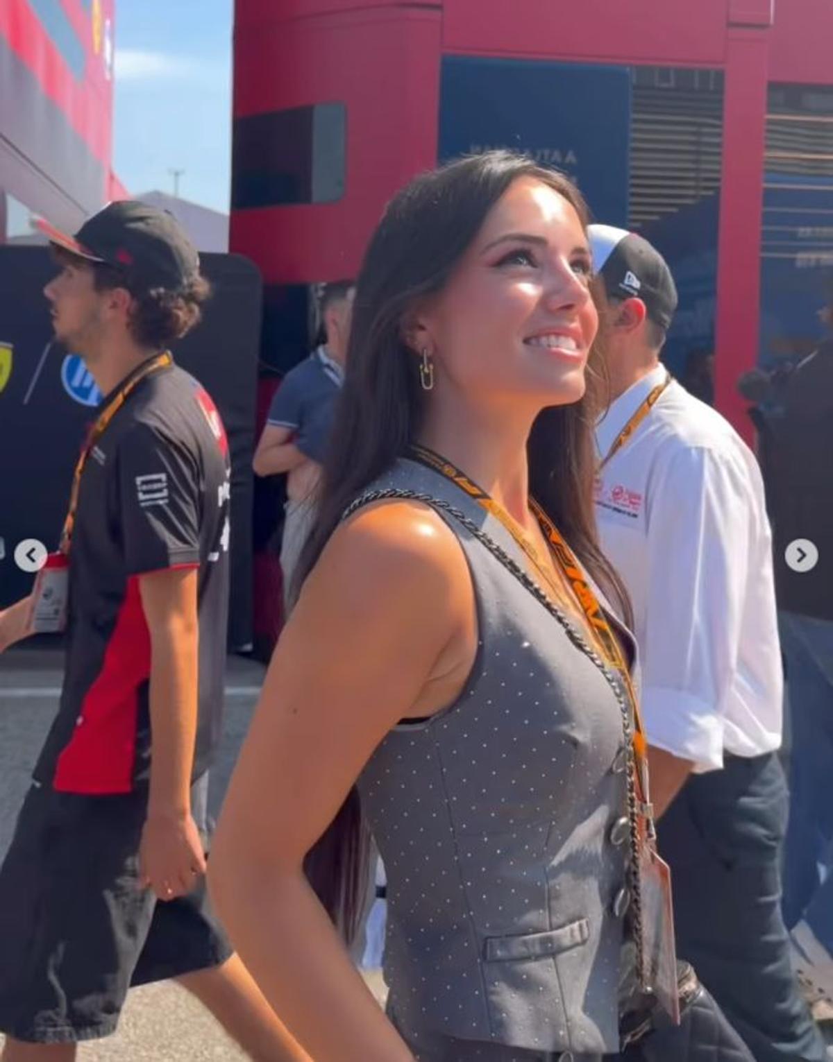 Toți ochii pe ea! » Reporterița care a „înnebunit” fanii din Formula 1: „Iată de ce Leclerc a terminat cursa de la Monza atât de repede”