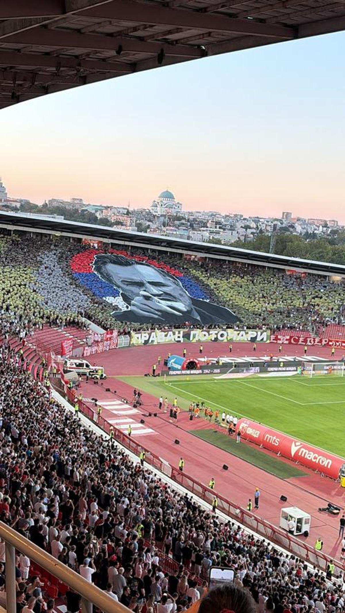 Scenografie scandaloasă înaintea derby-ului Serbiei » Chipul criminalului de război Ratko Mladic, afișat în peluza Stelei Roșii