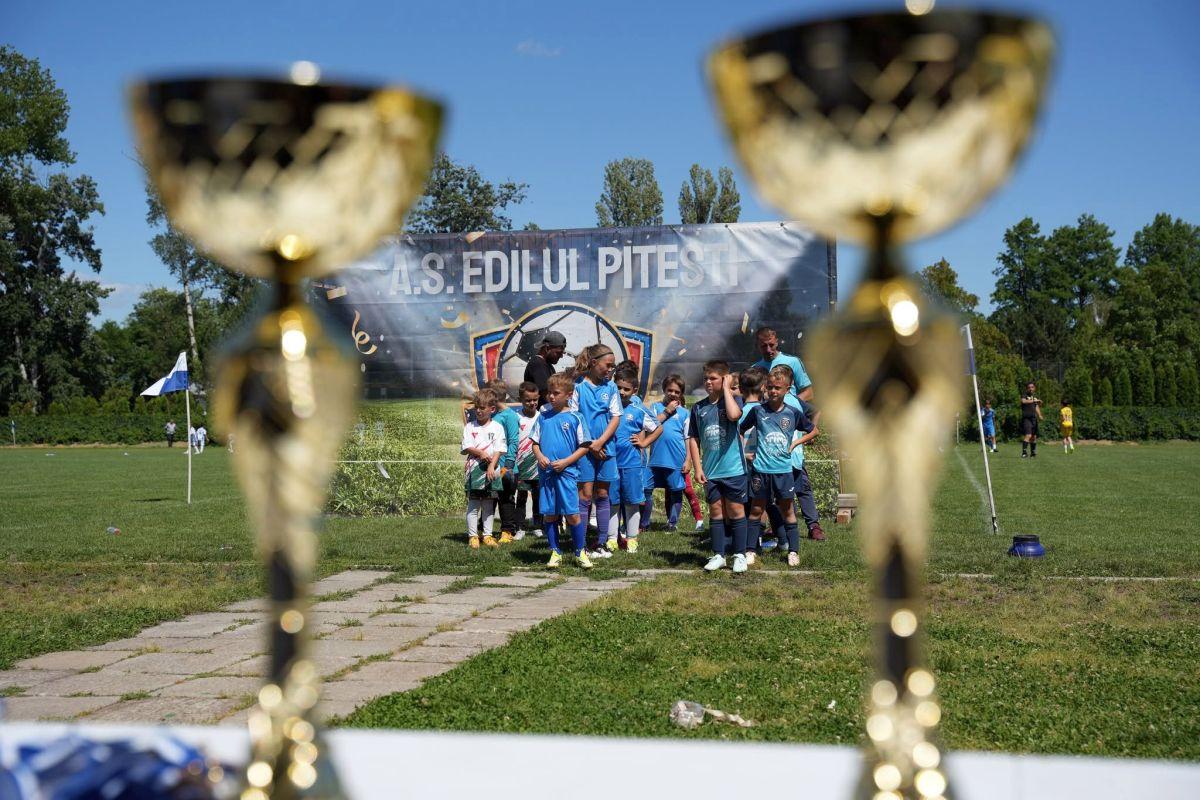 În inima fotbalului juvenil » Imagini cu proiectul de la „Edilul”, școala de fotbal din Pitești care-și desfășoară activitatea în „Ștrand”