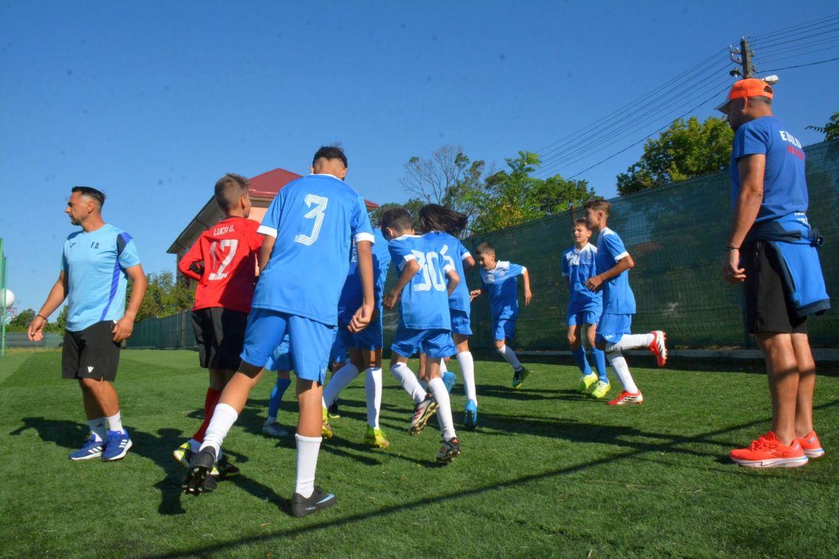 În inima fotbalului juvenil » Imagini cu proiectul de la „Edilul”, școala de fotbal din Pitești care-și desfășoară activitatea în „Ștrand”
