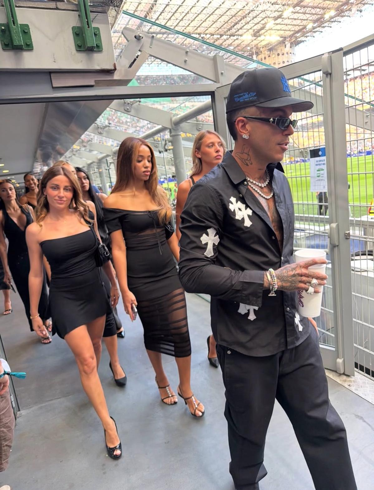 Apariție inedită la meciul lui Cristi Chivu: 10 femei l-au însoțit pe celebrul rapper