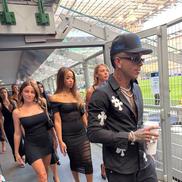 10 femei l-au însoțit pe Sfera Ebbasta la meciul dintre Inter și Napoli