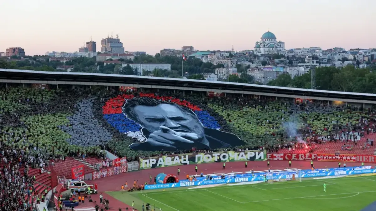 Scenografie care îl înfățișează pe Ratko Mladic înainte de Steaua Roșie - Partizan