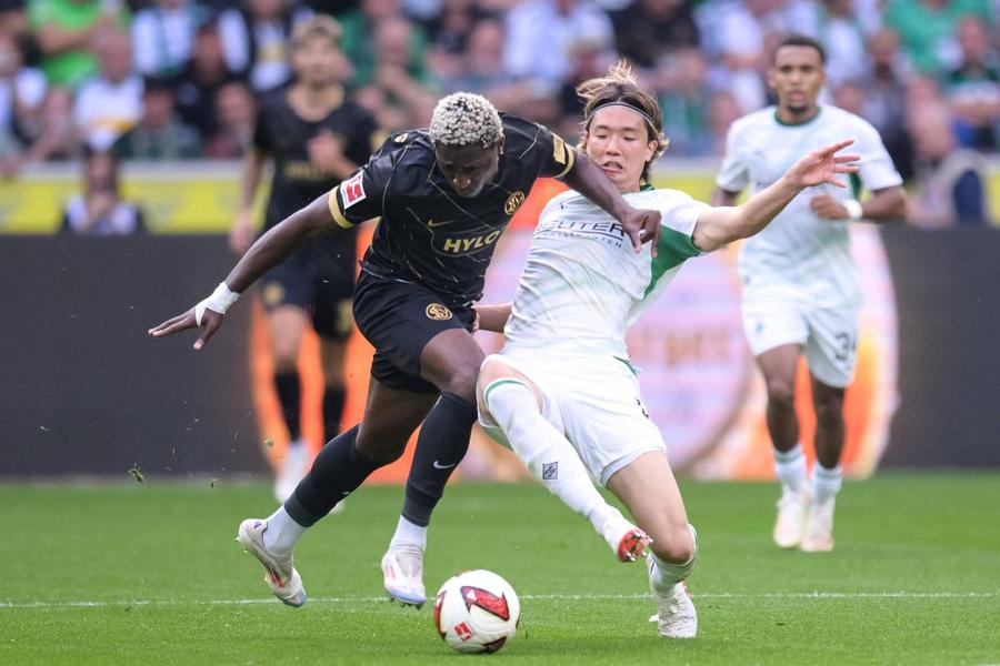 David Mokwa Ntusu (stânga), în acțiune în partida Borussia Monchengladbach - Elversberg 3-4 / Foto: Imago Clubul din orășelul cu 10.000 de locuitori finanțat de un gigant farmaceutic a ajuns mai sus decât campioana!