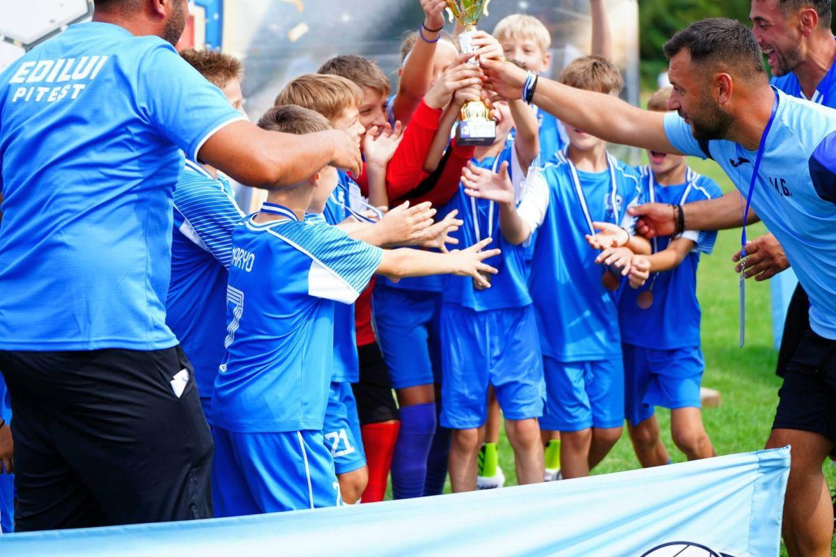 În inima fotbalului juvenil » Imagini cu proiectul de la „Edilul”, școala de fotbal din Pitești care-și desfășoară activitatea în „Ștrand”