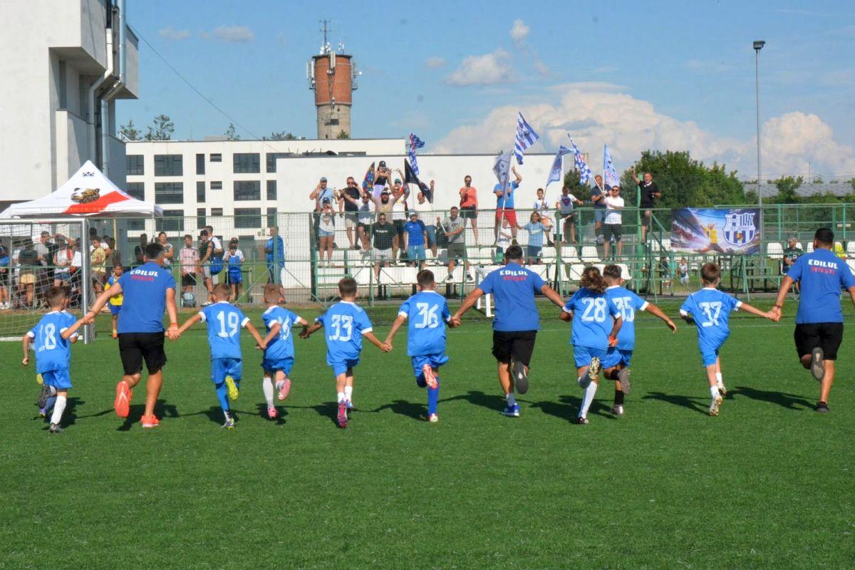 În inima fotbalului juvenil » Imagini cu proiectul de la „Edilul”, școala de fotbal din Pitești care-și desfășoară activitatea în „Ștrand”