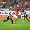 Mamoudou Karamoko înscrie un gol de lângă Cisee (stânga), Iulian Cristrea (centru) și Macalou (dreapta) // foto: Imago