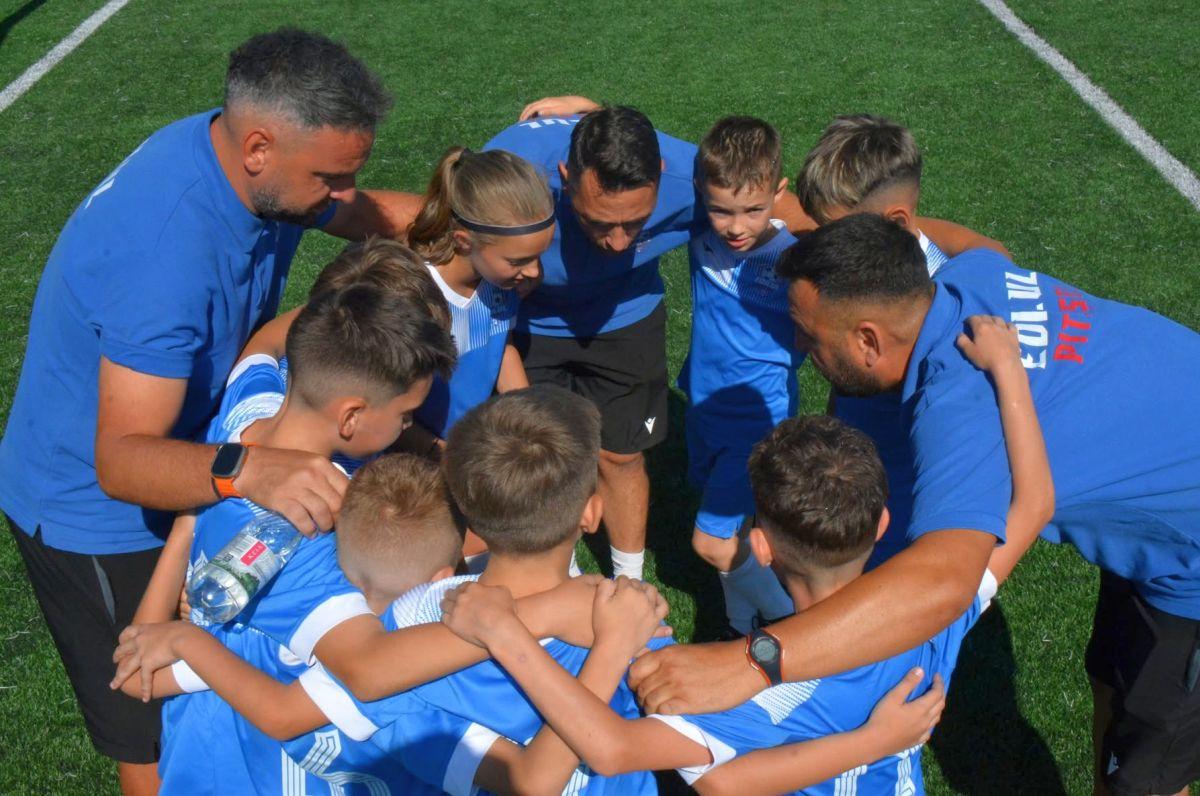 În inima fotbalului juvenil » Imagini cu proiectul de la „Edilul”, școala de fotbal din Pitești care-și desfășoară activitatea în „Ștrand”