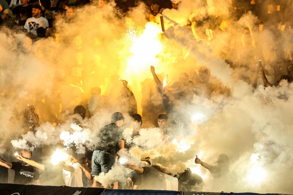 Scenografie care îl înfățișează pe Ratko Mladic înainte de Steaua Roșie - Partizan