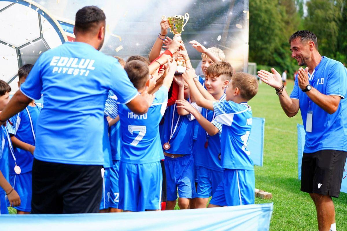În inima fotbalului juvenil » Imagini cu proiectul de la „Edilul”, școala de fotbal din Pitești care-și desfășoară activitatea în „Ștrand”