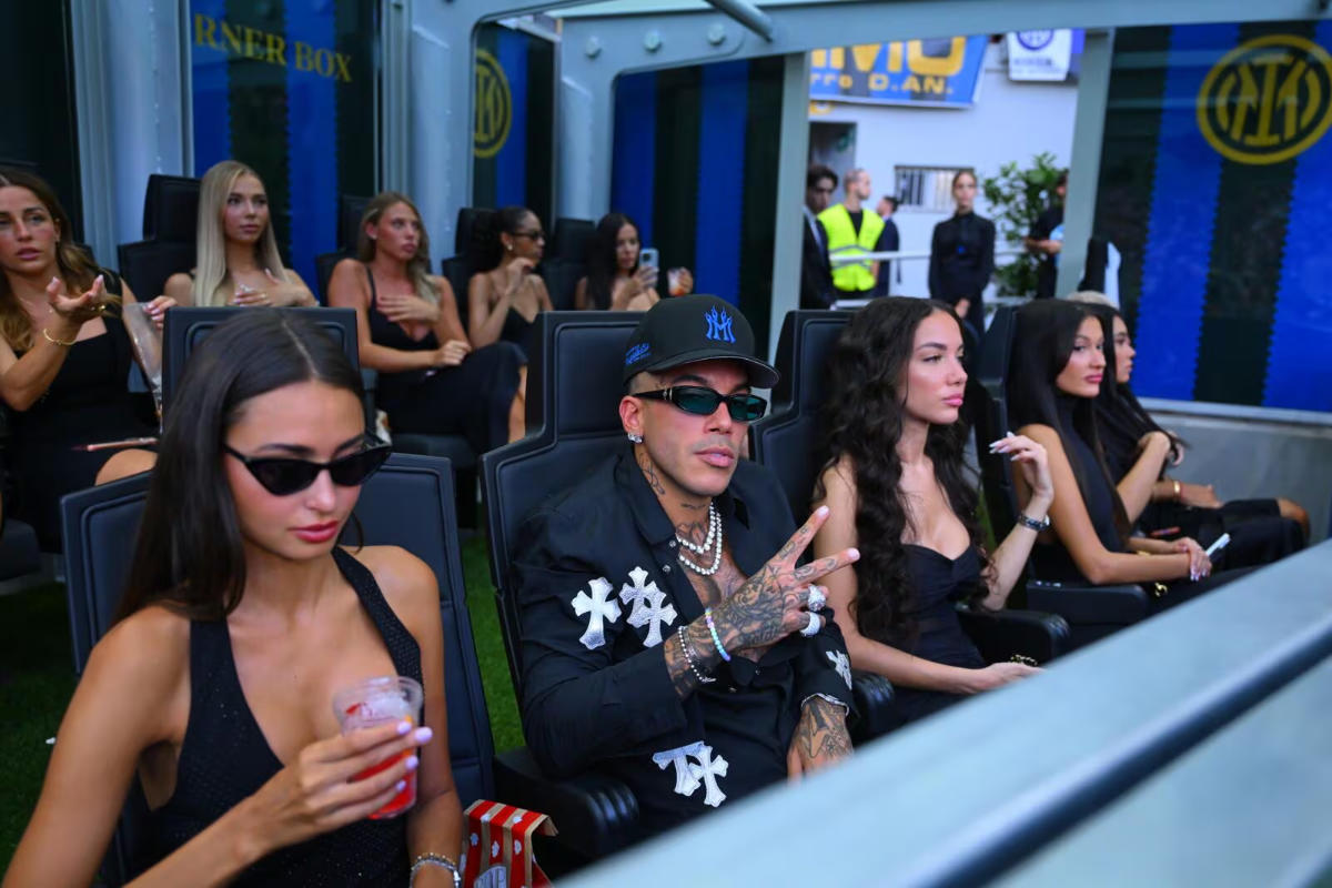 Apariție inedită la meciul lui Cristi Chivu: 10 femei l-au însoțit pe celebrul rapper