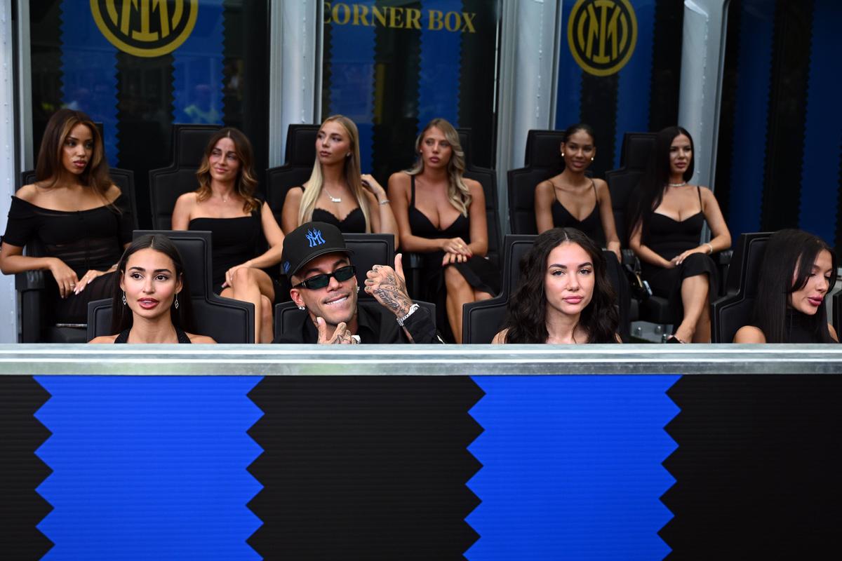 10 femei l-au însoțit pe Sfera Ebbasta la meciul dintre Inter și Napoli