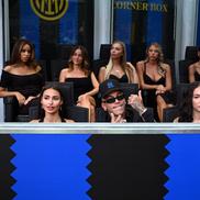 10 femei l-au însoțit pe Sfera Ebbasta la meciul dintre Inter și Napoli // foto: imago images