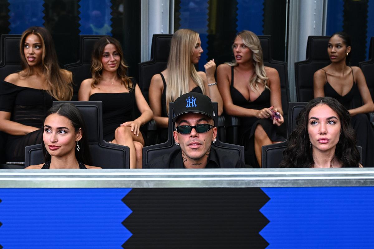 Apariție inedită la meciul lui Cristi Chivu: 10 femei l-au însoțit pe celebrul rapper