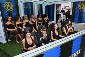 Apariție inedită la meciul lui Cristi Chivu: 10 femei l-au însoțit pe celebrul rapper