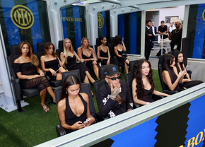 Apariție inedită la meciul lui Cristi Chivu: 10 femei l-au însoțit pe celebrul rapper
