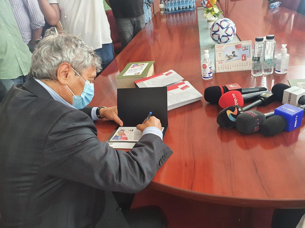 VIDEO + FOTO Moment inedit pentru Mircea Lucescu! Antrenorul a primit un timbru: „Reînvie întreaga atmosferă din anii precedenți”
