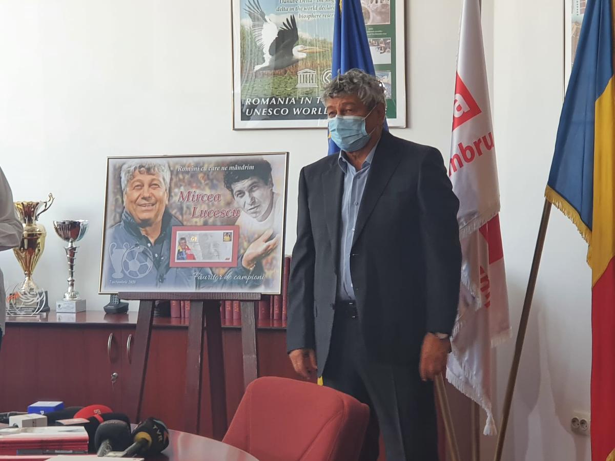 VIDEO + FOTO Moment inedit pentru Mircea Lucescu! Antrenorul a primit un timbru: „Reînvie întreaga atmosferă din anii precedenți”