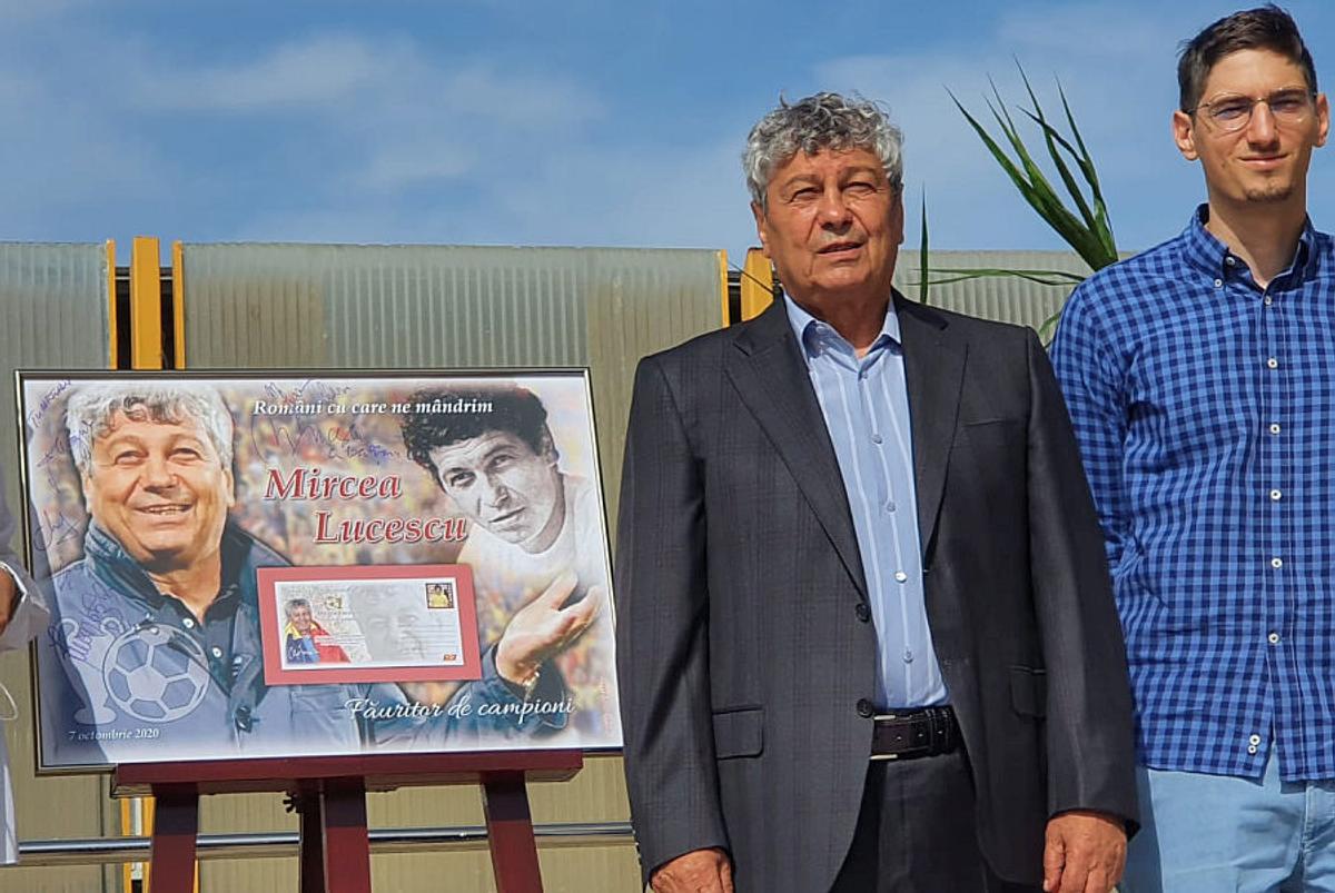 VIDEO + FOTO Moment inedit pentru Mircea Lucescu! Antrenorul a primit un timbru: „Reînvie întreaga atmosferă din anii precedenți”
