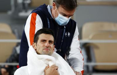 Roland Garros. Novak Djokovic, victorie cu mari emoții » A trecut peste accidentarea din primul set și s-a calificat în semifinale. Cine ia trofeul?