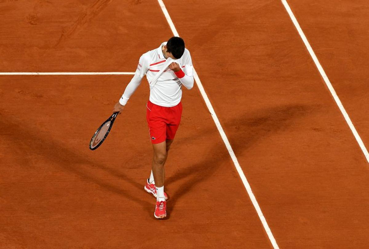 Roland Garros. Novak Djokovic, victorie cu mari emoții » A trecut peste accidentarea din primul set și s-a calificat în semifinale. Cine ia trofeul?