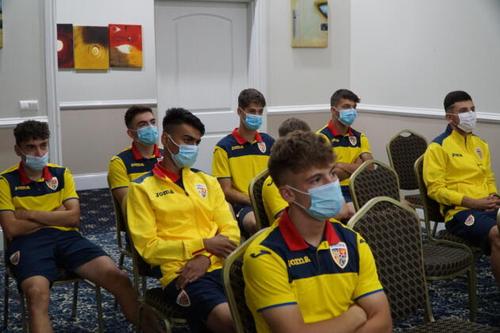 Mihai Stoica, oficialul celor de la FCSB, susține că 5 fotbaliști din lotul naționalei U19 sunt izolați la Snagov, 2 dintre ei având simptome de Covid-19. Cu toate acestea, acțiunea naționalei nu a fost întreruptă.